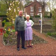 Vieux couple d’Oignies dans son jardin