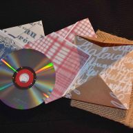 CD, joli papier de couleur et sac étui en toile de jute
