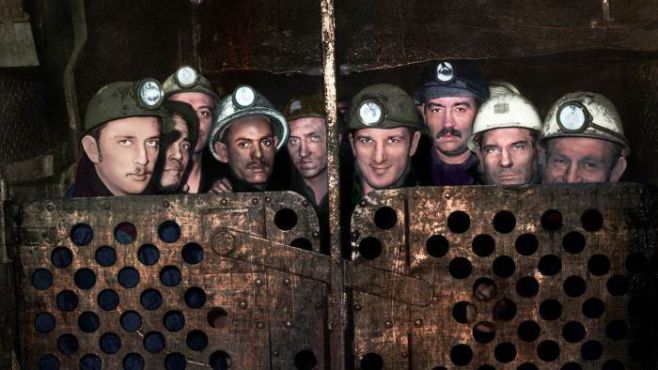 Groupe de mineurs, dans l’ascenseur, à la remontée de la fosse